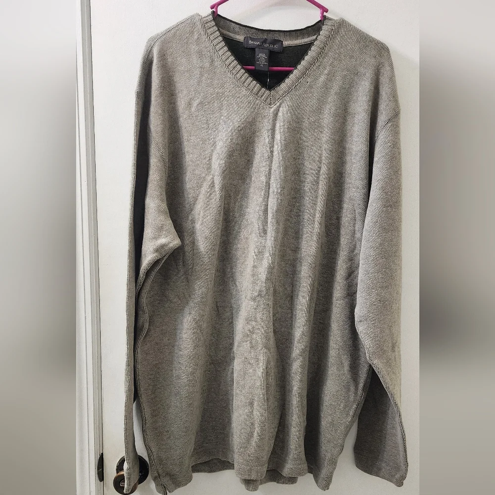Men's Gray V-Neck Sweater‎